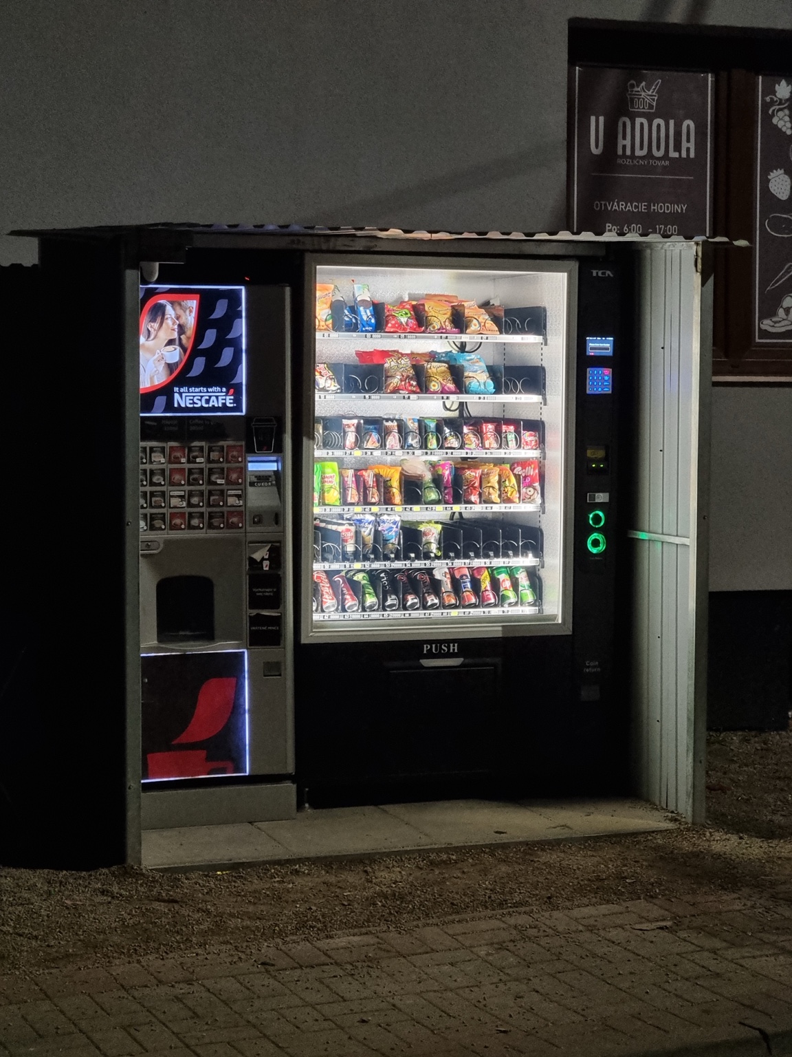 Snackový a kávový automat Freshomat v Jakubanoch