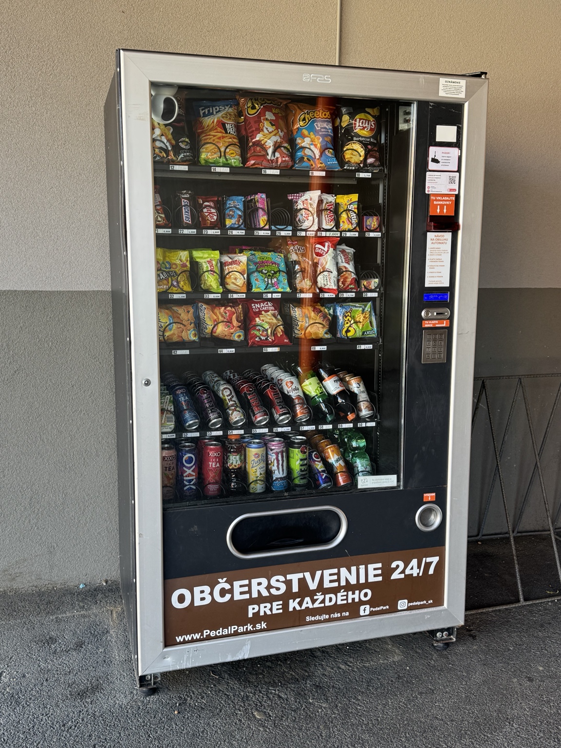 Snackový a nápojový automat Freshomat v Kamienke